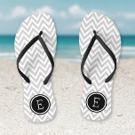 Tongs Monogramme gris et noir de Chevron<br><div class="desc">Des sandales à tongs imprimées sur mesure avec un motif chevron moderne et élégant et votre monogramme ou autre texte personnalisé dans un cadre circulaire. Cliquez sur Customiser pour modifier les polices de texte et les couleurs ou ajouter vos propres images pour créer un design unique et unique !</div>