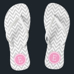 Tongs Monogramme gris et rose au fromage<br><div class="desc">Des sandales à tongs imprimées sur mesure avec un motif chevron moderne et élégant et votre monogramme ou autre texte personnalisé dans un cadre circulaire. Cliquez sur Customiser pour modifier les polices de texte et les couleurs ou ajouter vos propres images pour créer un design unique et unique !</div>