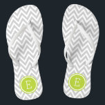 Tongs Monogramme gris et vert de Chevron<br><div class="desc">Des sandales à tongs imprimées sur mesure avec un motif chevron moderne et élégant et votre monogramme ou autre texte personnalisé dans un cadre circulaire. Cliquez sur Customiser pour modifier les polices de texte et les couleurs ou ajouter vos propres images pour créer un design unique et unique !</div>