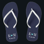 Tongs Monogramme Mariage moderne marine et turquoise<br><div class="desc">Des sandales à tongs personnalisées personnalisées avec un coeur mignon et vos initiales monogrammes et date mariage. Cliquez sur Customiser pour modifier les polices de texte et les couleurs ou ajouter vos propres images pour créer un design unique et unique !</div>
