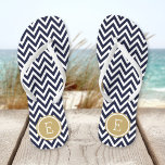 Tongs Monogramme Marine et Gold Chevron<br><div class="desc">Des sandales à tongs imprimées sur mesure avec un motif chevron moderne et élégant et votre monogramme ou autre texte personnalisé dans un cadre circulaire. Cliquez sur Customiser pour modifier les polices de texte et les couleurs ou ajouter vos propres images pour créer un design unique et unique !</div>