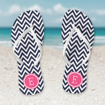 Tongs Monogramme Navy et Pink Chevron<br><div class="desc">Des sandales à tongs imprimées sur mesure avec un motif chevron moderne et élégant et votre monogramme ou autre texte personnalisé dans un cadre circulaire. Cliquez sur Customiser pour modifier les polices de texte et les couleurs ou ajouter vos propres images pour créer un design unique et unique !</div>