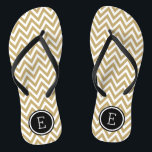 Tongs Monogramme or et noir Chevron<br><div class="desc">Des sandales à tongs imprimées sur mesure avec un motif chevron moderne et élégant et votre monogramme ou autre texte personnalisé dans un cadre circulaire. Cliquez sur Customiser pour modifier les polices de texte et les couleurs ou ajouter vos propres images pour créer un design unique et unique !</div>