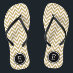 Tongs Monogramme or et noir Chevron<br><div class="desc">Des sandales à tongs imprimées sur mesure avec un motif chevron moderne et élégant et votre monogramme ou autre texte personnalisé dans un cadre circulaire. Cliquez sur Customiser pour modifier les polices de texte et les couleurs ou ajouter vos propres images pour créer un design unique et unique !</div>