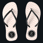 Tongs Monogramme rose et noir de Chevron<br><div class="desc">Des sandales à tongs imprimées sur mesure avec un motif chevron moderne et élégant et votre monogramme ou autre texte personnalisé dans un cadre circulaire. Cliquez sur Customiser pour modifier les polices de texte et les couleurs ou ajouter vos propres images pour créer un design unique et unique !</div>