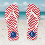 Tongs Monogramme rouge blanc et bleu Chevron<br><div class="desc">Des sandales à tongs imprimées sur mesure avec un motif chevron moderne et élégant et votre monogramme ou autre texte personnalisé dans un cadre circulaire. Cliquez sur Customiser pour modifier les polices de texte et les couleurs ou ajouter vos propres images pour créer un design unique et unique !</div>