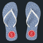 Tongs Monogramme rouge blanc et bleu grec<br><div class="desc">Sandales à tongs imprimées personnalisées avec un motif à clé grecque moderne élégant et votre monogramme ou autre texte personnalisé dans un cadre circulaire. Cliquez sur Customiser pour modifier les polices de texte et les couleurs ou ajouter vos propres images pour créer un design unique et unique !</div>