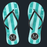 Tongs Monogramme Turquoise Stripes Motif de coeur modern<br><div class="desc">Monogramme Turquoise Stripes Motif de coeur moderne. Sélectionnez Personnaliser. Supprimer ou modifier les informations avant l'achat. Le design est disponible sur d'autres produits.</div>