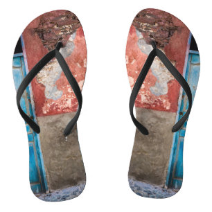 Tongs Mur coloré avec porte bleue