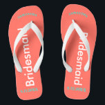 Tongs Nom de la servante Corail<br><div class="desc">Corail de bord de mer clair avec Bridesmaid écrit en blanc. Le nom et la date du Mariage sont assez bleu turquoise. Personnalisez chacun de vos noms de demoiselles d'honneur en majuscules voûtées. Jolie plage destination tongs à donner dans le cadre de la fête de mariage faveurs. Votre mariage adorera...</div>