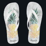 Tongs Nom personnalisé Faisant de l'ananas une serveuse<br><div class="desc">Nom Personnalisé Hawaiian Marble Pineapple Bridesmaid Dons Flip Flops.</div>