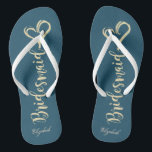 Tongs Parties scintillant d'or Bridesmaid, Coeurs bleu m<br><div class="desc">Mignonne femme de chambre et coeur de la gloire d'or sur arrière - plan bleu marine avec votre nom. Sélectionnez le bouton costume pour modifier le style,  la couleur et la taille des polices. N'importe quelle fille aimerait avoir ce design élégant et élégant.</div>