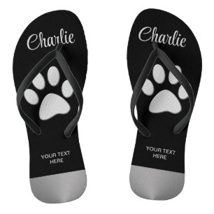 Tongs Paw Chien Argent sur arrière - plan noir