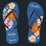 Tongs Peony Floral Mère du Mariage bleu de la chambre<br><div class="desc">Cette paire de tongs désirable présente un motif esthétique rétro de belles fleurs de pivoine sur l'arrière - plan bleu, et la typographie changeable "Mère du marié". Ces tongs personnalisées et élégantes sont un cadeau mémorable pour les membres du mariage : mariée, demoiselles d'honneur, mère de la mariée, femme d'honneur......</div>