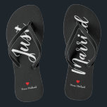 Tongs Personnalisez juste les bascules électroniques<br><div class="desc">Ces bascules électroniques noires adorables comportent nom "juste marié" et votre personnalisé dans la copie blanche avec un coeur rouge</div>