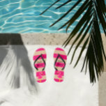 Tongs Personnalité du Pink Flamingo<br><div class="desc">Customisez ces tongs flamands roses de la façon que vous choisissez! Chaque chaussure peut être customisée individuellement. Idéal pour les domestiques de mariée,  les fêtes de bachelorette,  les sororités ou juste pour vous-même !</div>