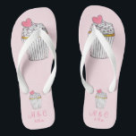 Tongs Pink Cupcake Bridal Party Cadeau Mariage Flip Flop<br><div class="desc">Les tongs présentent une illustration originale d'un cupcake à la vanille surmonté de givre,  d'arroses et d'un coeur rose. Il vous suffit de personnaliser avec votre nom et les informations de date pour un cadeau unique de mariage ou de femme de ménage!</div>