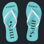 Tongs Réception de jeunes mariées personnalisée<br><div class="desc">Une addition mignonne à votre plage de destination ou mariage de poolside ! Dansez la nuit loin dans ces bascules électroniques confortables de frein. La couleur d'arrière - plan d'échantillon est Tiffany, bleu-clic "personnaliser d'aqua il" pour changer la couleur. Le mot "Mme", dans le noir avec le nom de jeunes...</div>