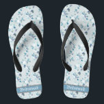 Tongs Retro Dainty Pastel Florals Mariage Bridesmaid<br><div class="desc">Le design avec motif floral vintage dans la couleur bleu poussiéreux et une typographie classique de mots mariages, fait un cadeau mémorable pour les demoiselles d'honneur et ajoute une dose élégante de glamour à votre mariage, soirée bachelorette, ou autre célébration. customisez-le avec votre libellé en utilisant les champs modèles. ♥...</div>