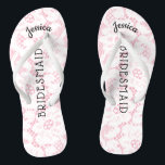 Tongs Rose blanc floral de dentelle du mariage de plage<br><div class="desc">Style vintage de dentelle de plage de mariage de bascule électronique de Faux floral personnalisé et romantique de sandales, dentelle blanche florale sur l'arrière - plan rose féminin. Nom de demoiselle d'honneur en haut dans le style incurvé et élégant, lettres de manuscrit. La demoiselle d'honneur est imprimée en bas du...</div>
