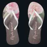 Tongs Russe aquarelle mariage de femme de ménage<br><div class="desc">Design floral rose pastel rose pastel et pêche à la main romantique avec dentelle vintage blanche sur arrière - plan à grains de bois rustique. Chic et élégant, grand flip flop pour demoiselle d'honneur en mariage vintage, mariage rustique ou mariage campagnard au printemps. Voir toutes les pièces correspondantes dans la...</div>