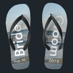 Tongs Sable de plage Mariage personnalisé<br><div class="desc">Joli Ciel Bleu avec des nuages Blancs clairs, Mer Bleue, Vagues d'Océan et Sable de Plage. Unisex Flip Flops with Bride and Groom Date du mariage écrit en blanc. PERSONNALISEZ votre texte sur les pieds gauche et droit (ou supprimez le texte pour afficher uniquement l'image). La date du mariage est...</div>