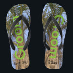 Tongs Salle Palm Trees Ciel bleu<br><div class="desc">Palmiers cool avec un joli ciel bleu dans les tongs unisex arrière - plans avec la chambre écrit dans un joli texte vert, et Date du mariage dans le texte noir. PERSONNALISER avec votre DATE Mariage (ou supprimer du texte). Sentez la brise océanique et les tropiques sous vos pieds. Montré...</div>