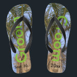 Tongs Salle Palm Trees Ciel bleu<br><div class="desc">Palmiers cool avec un joli ciel bleu dans les tongs unisex arrière - plans avec la chambre écrit dans un joli texte vert, et Date du mariage dans le texte noir. PERSONNALISER avec votre DATE Mariage (ou supprimer du texte). Sentez la brise océanique et les tropiques sous vos pieds. Montré...</div>