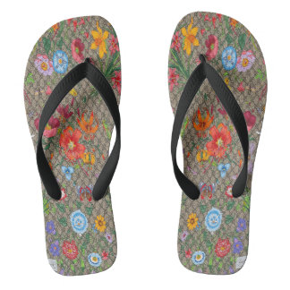 Tongs sandals with an innovative floral design