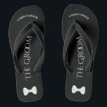 Tongs Simple Fun Groom's Name & Bow Cravate Mariage<br><div class="desc">Ces tongs amusants sont conçus comme un moyen amusant pour le marié de sauver ses pieds après une longue journée, et de se préparer à danser toute la nuit! Ils présentent un blanc simple sur le noir avec son nom en haut, les mots "The Groom" épelés en lettres de classe...</div>