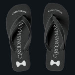 Tongs Simple Fun Groomsman Nom & Bow Cravate Mariage<br><div class="desc">Ces tongs amusants sont une excellente façon de remercier les groomsmen de votre mariage, et une façon merveilleuse de donner une pause aux pieds après une longue journée! Ils présentent un blanc simple sur le noir avec son nom en haut, le mot "Groomsman" en lettres de classe en travers du...</div>