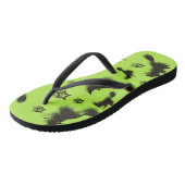 Tongs Sorcière volante parmi les étoiles à Halloween nui (Incliné)