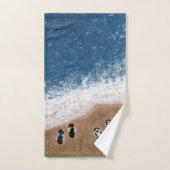 Tongs sur le sable de la plage (Serviette à main)