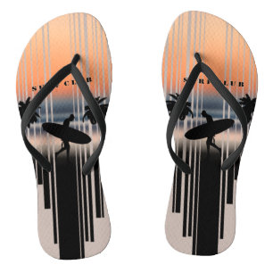 Tongs Surfer Marchant Sur La Plage Au Coucher Du Soleil