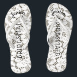Tongs Toile de jute blanche florale de dentelle de<br><div class="desc">Dentelle florale personnalisée et romantique, style vintage de plage de mariage de bascule électronique de Faux rustique de sandales, dentelle blanche florale sur l'arrière - plan rustique de regard de toile de jute. Nom de demoiselle d'honneur en haut dans le style incurvé et élégant, lettres de manuscrit. La demoiselle d'honneur...</div>