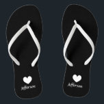 Tongs Tournes de mariage personnalisées pour les invités<br><div class="desc">Des tongs personnalisées pour le mariage sur la plage pour les invités. Soigné parti ensemble avec nom de famille ou monogramme personnalisé et petit symbole d'amour du coeur. Couleur arrière - plan et bracelet personnalisé pour lui et elle / hommes et femmes. Romantique noir et blanc ses sandales et ses...</div>