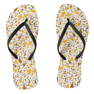 Tongs Triangles brun jaune sur arrière - plan rétro blan