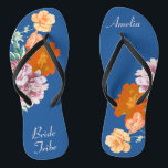 Tongs Tribe de mariée Floral Quelque chose de Mariage bl<br><div class="desc">Cette paire de tongs désirable présente un motif esthétique rétro de belles fleurs de pivoine sur l'arrière - plan bleu, et la typographie changeable "Tribe de mariée". Ces tongs personnalisées et élégantes sont un cadeau mémorable pour les membres du mariage : mariée, demoiselles d'honneur, mère de la mariée, femme d'honneur......</div>