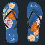 Tongs Tribe de mariée Floral Quelque chose de Mariage bl<br><div class="desc">Cette paire de tongs désirable présente un motif esthétique rétro de belles fleurs de pivoine sur l'arrière - plan bleu, et la typographie changeable "Tribe de mariée". Ces tongs personnalisées et élégantes sont un cadeau mémorable pour les membres du mariage : mariée, demoiselles d'honneur, mère de la mariée, femme d'honneur......</div>