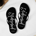 Tongs Typographie contemporaine "Bridesmaid"<br><div class="desc">Des tongs de fête nuptiale personnalisées avec une typographie stylée et tendance. Customisez avec le monogramme de la mariée et du marié, la date du mariage et le nom de la demoiselle d'honneur pour un design unique ! Vous recherchez une couleur personnalisée ? Pas de problème ! Il vous suffit d'envoyer...</div>