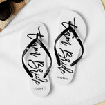 Tongs Typographie de script "Team Bride"<br><div class="desc">Des tongs de fête nuptiale personnalisées avec une typographie stylée et tendance. Customisez avec le monogramme de la mariée et du marié, la date du mariage et le nom de la demoiselle d'honneur pour un design unique ! Vous recherchez une couleur personnalisée ? Pas de problème ! Il vous suffit d'envoyer...</div>