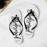 Tongs Typographie moderne "Bridesmaid"<br><div class="desc">Des tongs de fête nuptiale personnalisées avec une typographie stylée et tendance. Customisez avec le monogramme de la mariée et du marié, la date du mariage et le nom de la demoiselle d'honneur pour un design unique ! Vous recherchez une couleur personnalisée ? Pas de problème ! Il vous suffit d'envoyer...</div>