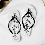 Tongs Typographie moderne "Maid of Honor"<br><div class="desc">Des tongs de fête nuptiale personnalisées avec une typographie stylée et tendance. Customisez avec le monogramme de la mariée et du marié, la date du mariage et le nom de la servante d'honneur pour un design unique ! Vous recherchez une couleur personnalisée ? Pas de problème ! Il vous suffit d'envoyer...</div>