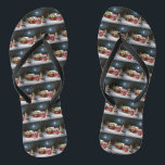 Tongs Winter French Bulldog Caravan Christmas Adventure<br><div class="desc">Laissez-vous tenter par la magie d'une nuit d'hiver enneigée alors qu'une caravane glisse gracieusement à travers le paysage illuminé par la lune. La beauté sereine de la neige scintillante et l'éclat enchanteur de la lune créent une scène captivante, promettant une aventure de Noël inoubliable remplie de chaleur, de joie et...</div>