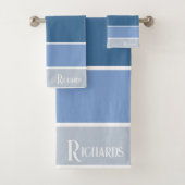 Tons bleu monogramme avec serviette blanche (En situation)