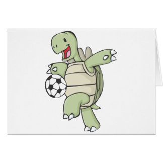 Tortue heureuse jouant au football