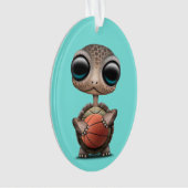 Tortue mignonne de bébé jouant avec le basket-ball (devant)