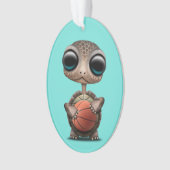 Tortue mignonne de bébé jouant avec le basket-ball (devant)