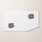 Tortue verte sur serviette de bain blanche (Serviette à main)