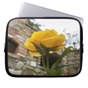 Toscaanse geelloge roos. laptop sleeve